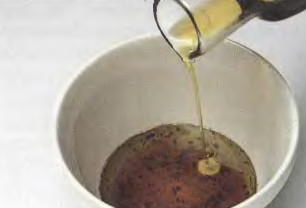 1. Этап. Капуста с луком: Приготовить маринад - в 100гр теплой воды добавить сахар, соль, перец, уксус, масло.