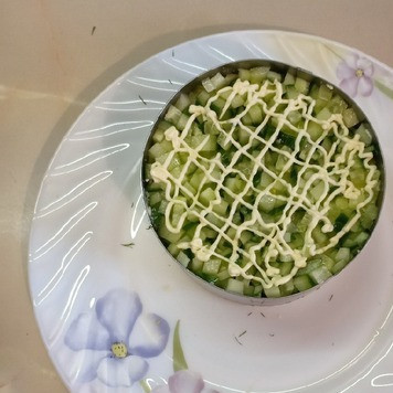 1. Этап. Салат Вкуснейший: Посолить и смазать майонезом.