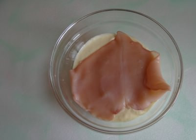 1. Этап. Отбивные из кальмаров: 3. Отдельно делаем кляр: взбиваем 2 яйца и добавляем муку. Доводим массу до однородной консистенции и макаем каждую отбивную в полученный кляр.