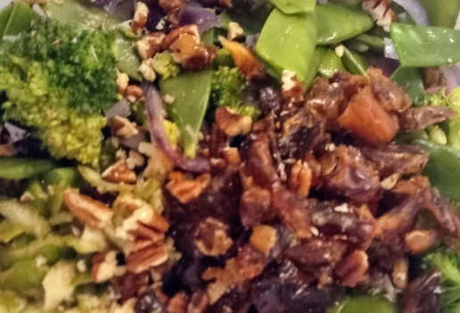 1. Этап. Салат из брокколи, фиников, орехов пекан: В салатницу положить брокколи, лук, а также горох сорта манжту. К ним добавить финики и орехи пекан. Заправить салат, и можно его подавать с питой. Приятного аппетита.