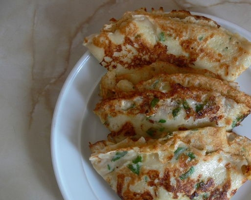 1. Этап. Оригинальные блины: 5. Красиво уложите оригинальные блинчики на тарелке. Сверните их уголком два раза для образования пакетика. Оригинальные блинчики готовы. Приятного аппетита!