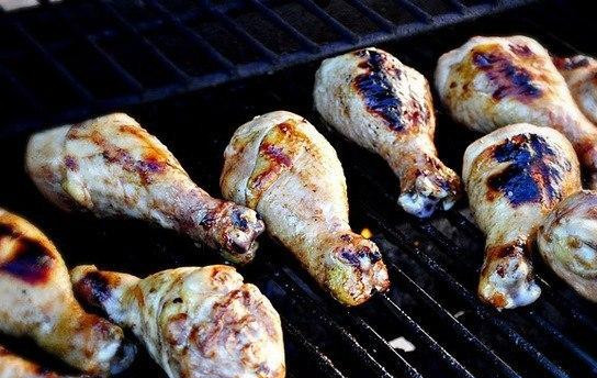 1. Этап. Сладко-острые куриные ножки: Ножки в маринаде положить на гриль и обжаривать со всех сторон около 20-30 минут. Оставшийся маринад следует сохранить.