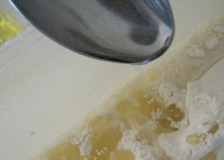 1. Этап. Выпечка из теста фило: 1. Воду нагрейте до 50 градусов, после чего растворите в ней соль. Влейте полученную воду в заранее просеянную муку, добавьте оливковое масло и соду.