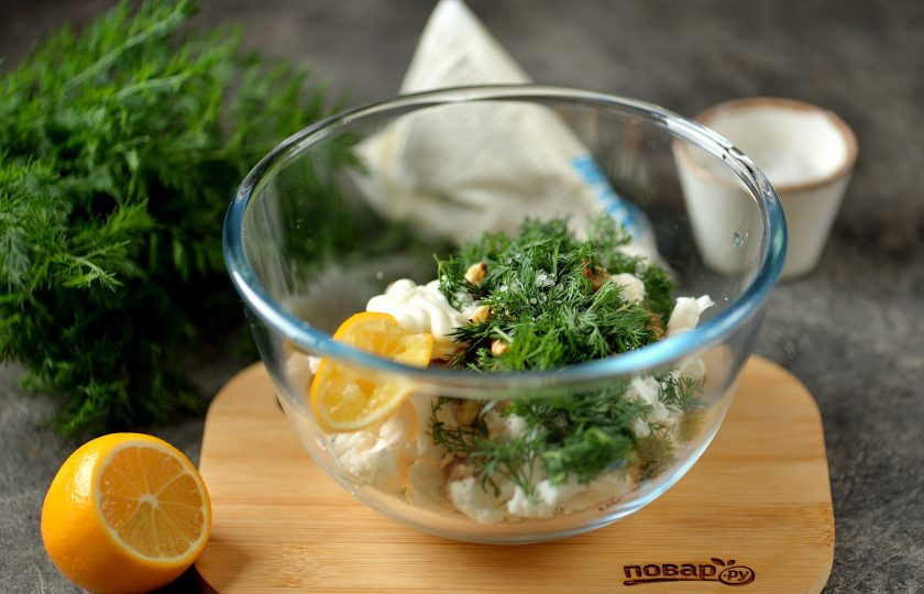 1. Этап. Салат Секрет: Мелко порубите укроп, переложите в миску, выдавите лимонный сок, добавьте майонез и морскую соль. Салат тщательно перемешайте.