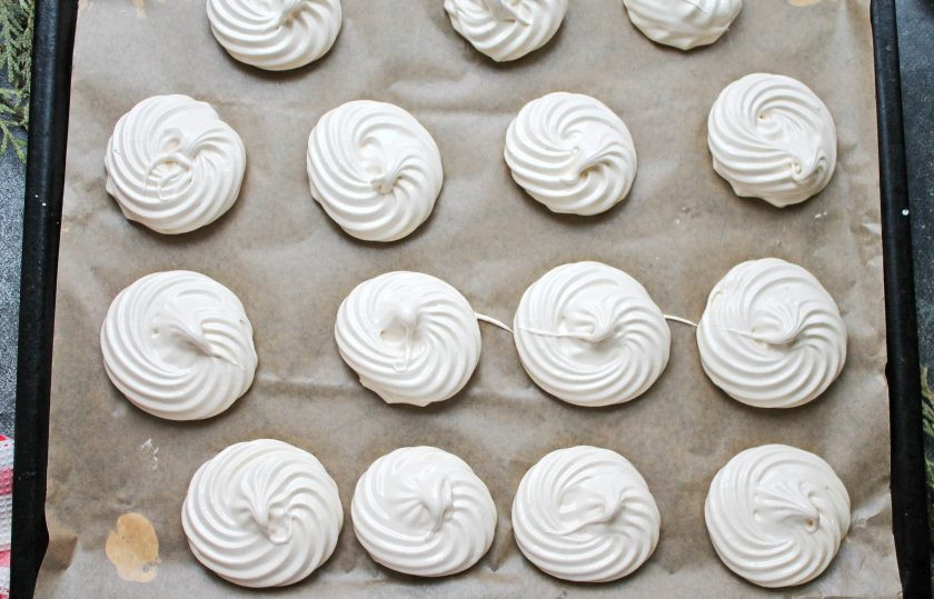 1. Этап. Зефир на альбумине: Быстро переложите зефирную массу в кондитерский мешок с насадкой 