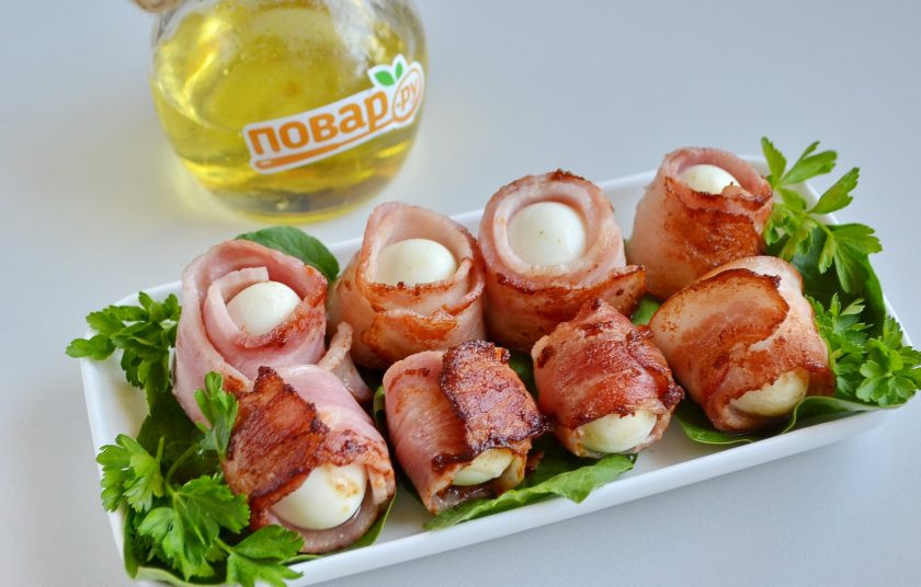 1. Этап. Закуска из яиц в беконе: 5. Положите закуску на листья салата или шпината, украсьте зеленью.