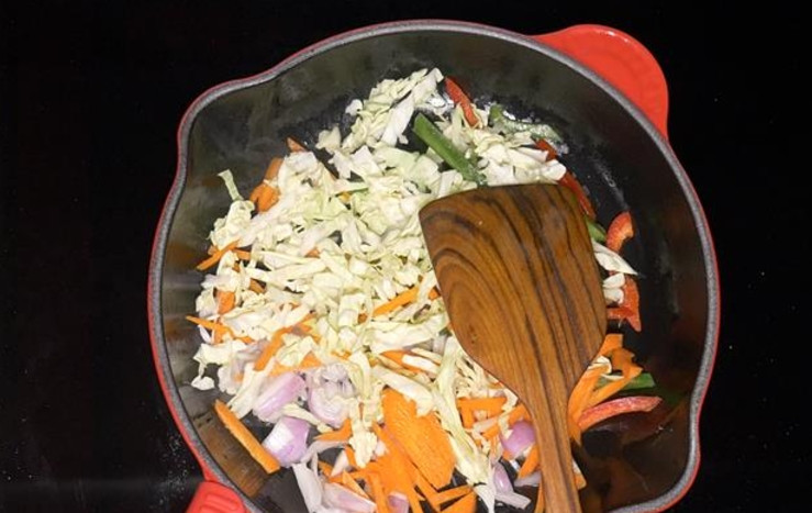 1. Этап. Бутерброды на шпажках: 5. Заранее вымойте и очистите овощи. Нашинкуйте тонкой соломкой капусту, морковь и перец, лук, затем выложите их в сковороду к чесноку.