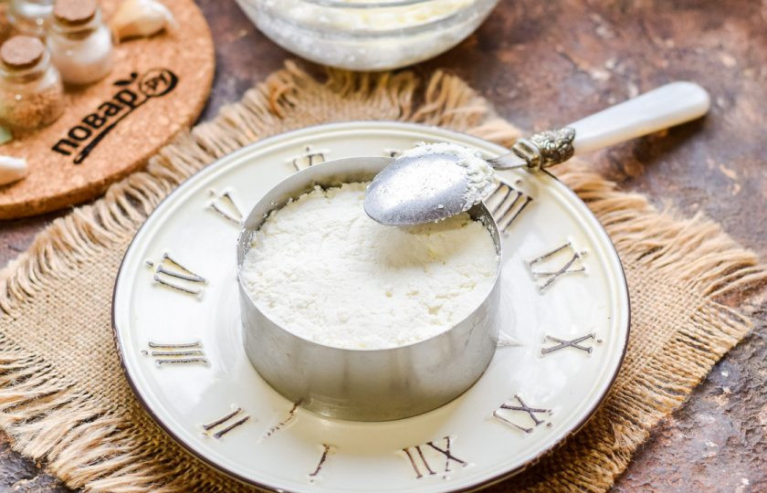 1. Этап. Слоеный салат с семгой и рисом: Следующим слоем выложите творожный сыр.