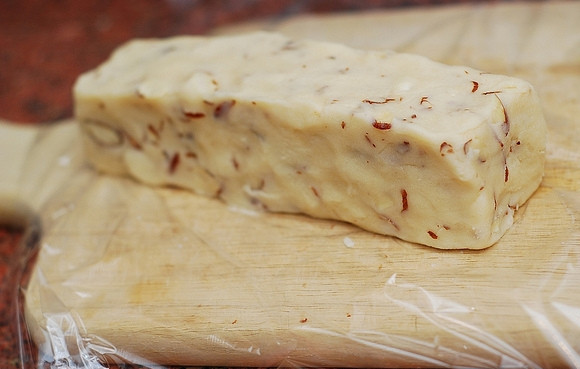 1. Этап. Миндальное песочное печенье: Сформируйте из теста прямоугольный брусок. Заверните его в пищевую плёнку.