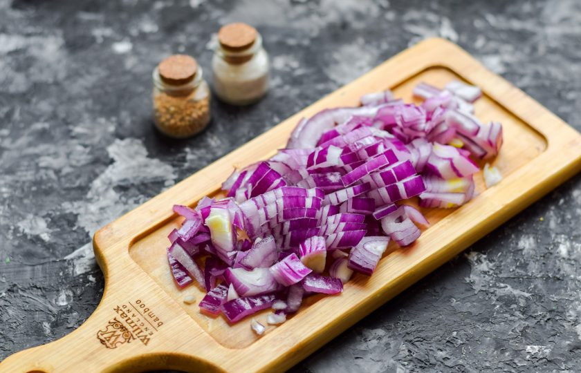 1. Этап. Соус для плова: Очистите крупную луковицу, сполосните и нарежьте очень мелко.