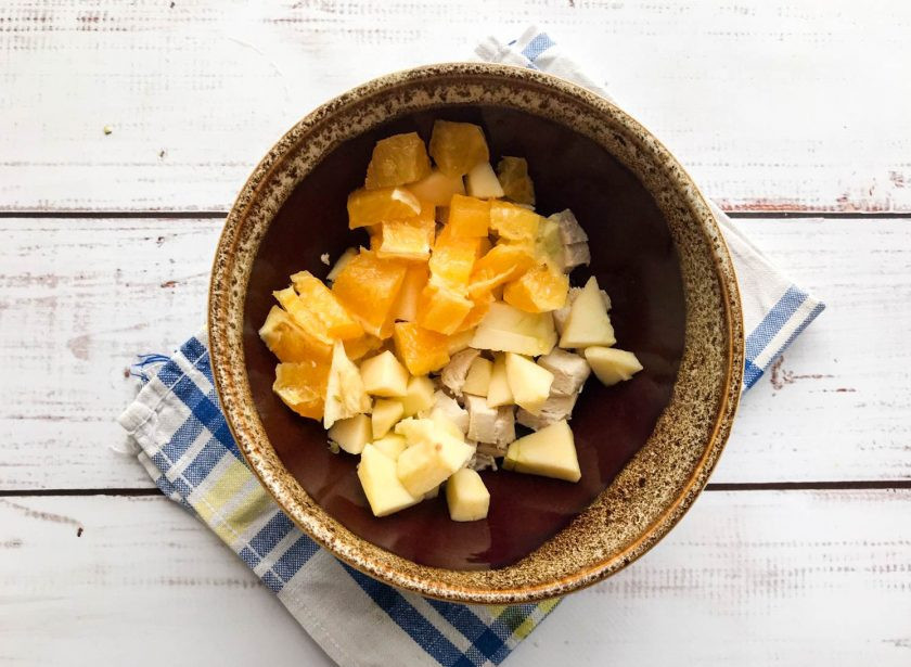 1. Этап. Салат из курицы с черносливом и апельсином: Апельсин очистите и нарежьте небольшими кусочками.