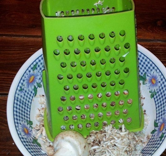 1. Этап. Мидии в духовке: 2. Помойте шампиньоны. Промокните их от лишней влаги. Затем возьмите крупную терку и натрите.