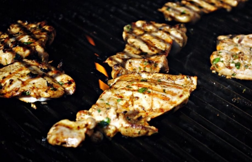 1. Этап. Куриные бедрышки без кости: 4. Разогреваем гриль до средней температуры. Можно запекать мясо в духовке на решетке. Выкладываем кусочки на решетку и обжариваем с двух сторон до румяной корочки. Снимаем курицу и накрываем фольгой на 10 минут. Мясо готово, приятного аппетита!