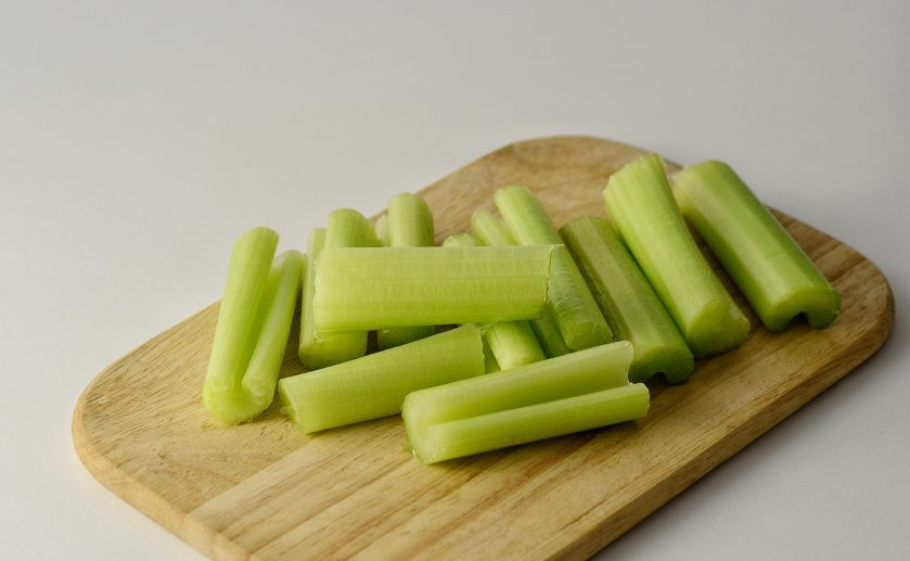 1. Этап. Сельдерей запеченный: Сельдерей нарежьте на кусочки длиной 6-7 см.