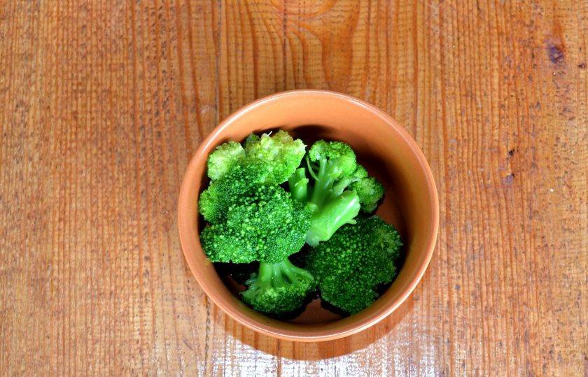 1. Этап. Салат из брокколи и огурцов: После отправьте брокколи под холодную воду, чтобы остановить процесс варки. Обсушите ее.