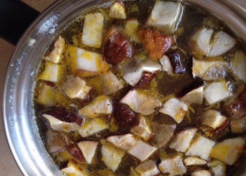 1. Этап. Суп из замороженных белых грибов: Следом отправим зажарку из лука и моркови. Солим и добавляем перец.