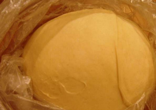 1. Этап. Ачма с сулугуни: Яйца смешайте с холодной кипяченой водой и солью. В полученную смесь порциями добавляйте муку, замесите тугое тесто. Сложите его в пакет и отправьте в холодильник на полчаса.