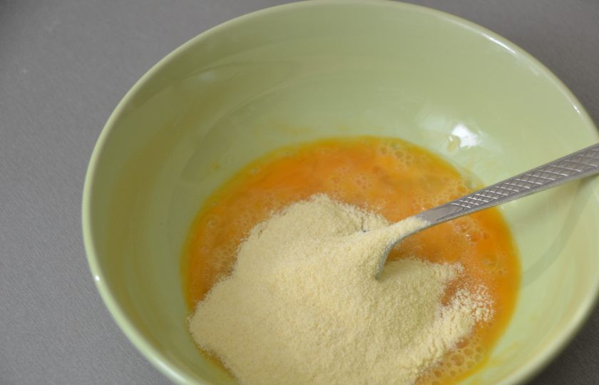 1. Этап. Суп с лапшой по-татарски: Всыпьте муку и смешайте с яйцом, воду добавлять не надо. Хорошо, если это будет мука специально для приготовления макарон, но подойдет и обычная.