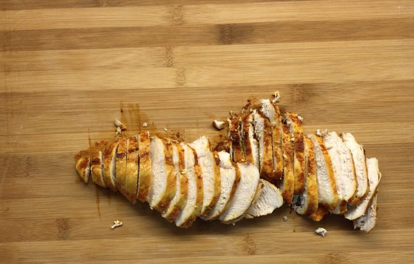 1. Этап. Бургер с курочкой: Курочку замаринуйте в приправе (паприка, чили и чеснок). Обжарьте на сковороде с двух сторон и нарежьте.