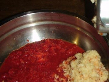 1. Этап. Аджика с хреном на зиму: 1. Итак, через мясорубку пропускаем все овощи. Добавим соль, уксус, перемешаем. Уксуса, кстати, можно и поменьше добавить, - на ваше усмотрение. Но не меньше половины стакана!