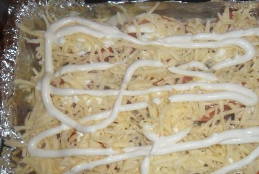 1. Этап. Мясо индейки в духовке: Майонез засыпьте сыром и сверху выдавите еще оставшийся майонез.