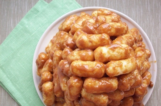 1. Этап. Кукурузный торт: Уложите на тарелку кукурузные палочки горкой. Полейте их растопленными ирисками. Отправьте торт в холодильник на полчаса, а потом пробуйте!