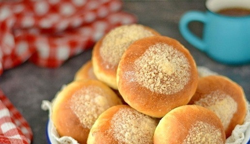 1. Этап. Булочки сахарные из ночного теста: Пышные и сладкие булочки готовы. Удержаться, чтобы не попробовать их тёплыми, просто невозможно!