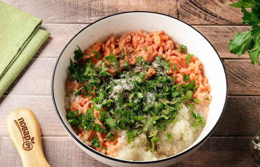 1. Этап. Пельмени с рыбой: Рыбу отделите от костей и пропустите вместе с луком через мясорубку. Добавьте соль, молотый перец и свежую зелень, у меня петрушка.