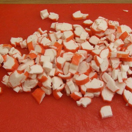 1. Stage. Gentle Crab Salad: Cut the crab sticks into small pieces.