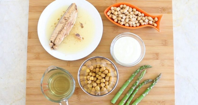 1. Этап. Пюре из рыбы, нута и спаржи: 4. Скумбрию очистите от костей.