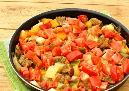 1. Этап. Ужин Ассорти: Наливаем 1/2 ст. воды, накрываем крышкой и тушим минут 15-20. Потом добавляем нарезанные кубиками помидоры и чеснок, выдавленный через пресс или измельченный на терке.