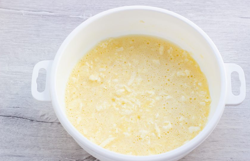 1. Этап. Сырные клецки с клубничным соусом: Добавьте яйца и взбейте массу вилкой или венчиком.