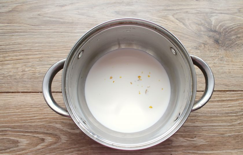 1. Этап. Конфеты с манго: В кастрюлю влейте сливки, добавьте сахар и цедру лимона.