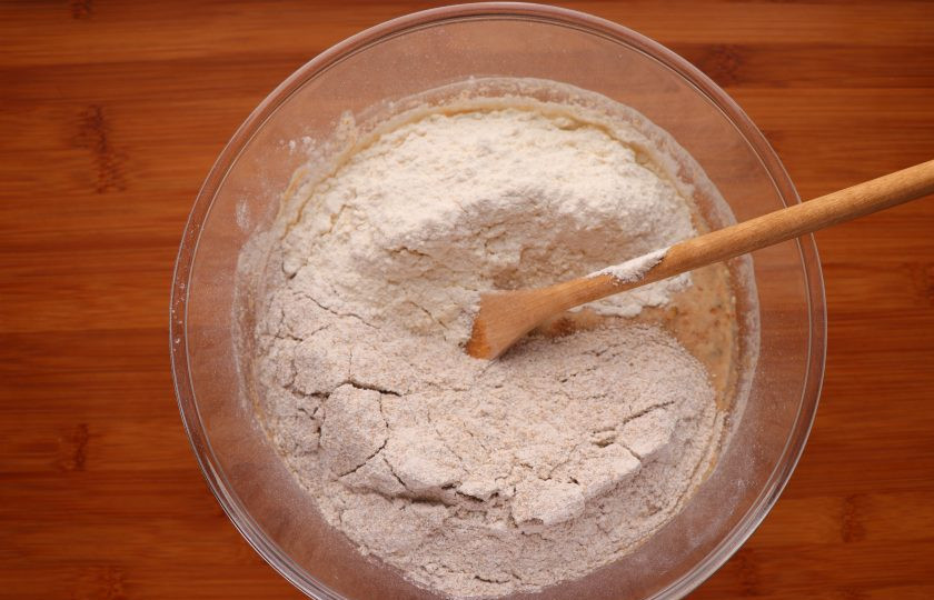 1. Этап. Ржано-пшеничный хлеб: В последнюю очередь добавьте 165 г ржаной и 200 г пшеничной муки. Замесите липкое тесто, накройте пленкой и оставьте подходить в теплом месте без сквозняков на 2-3 часа.