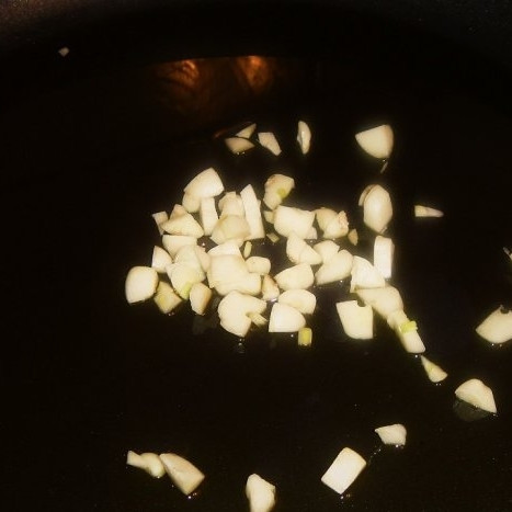 1. Этап. Пирожки с курицей и картошкой: В сковороде разогреваем растительное масло, бросаем в него мелко нарезанный чеснок.