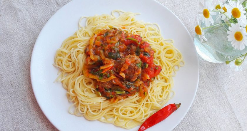 1. Этап. Спагетти с мясными фрикадельками в овощном соусе: 5. Выложите фрикадельки на ранее отваренные спагетти. Приятного аппетита!