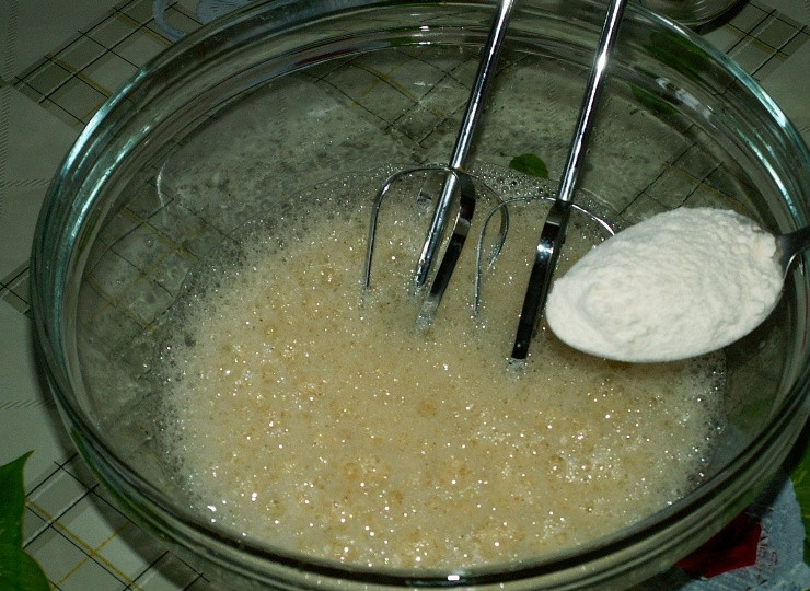 1. Этап. Морской язык в кляре: И затем, в процессе взбивания, всыпаем муку.