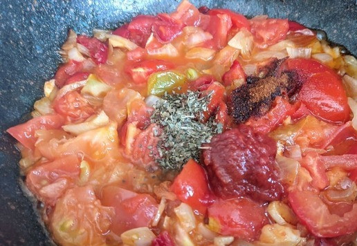 1. Этап. Густой суп испанских рыбаков Мармитако: Добавляем томатную пасту, сухой базилик, паприку, перец, соль, перемешиваем.