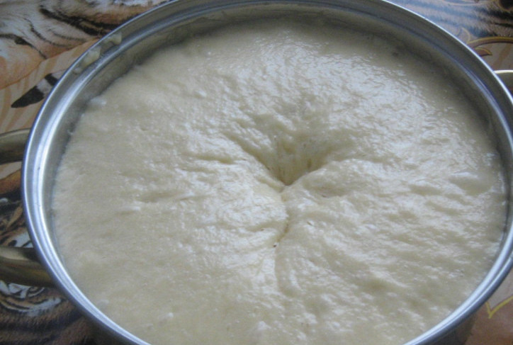 1. Этап. Оригинальный пасхальный кулич: Теперь ставим опару в тепло на пару-тройку часов, хорошенько её укутываем. Ждем, чтобы она поднялась. Затем обминаем опару и ждем, чтобы она еще раз поднялась.