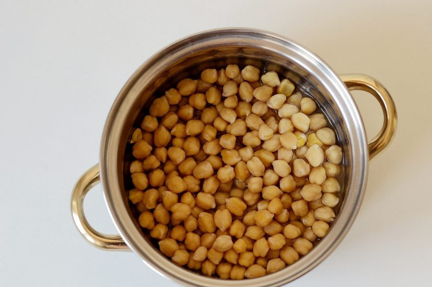 1. Этап. Аквафаба в домашних условиях: Вода должна увариться примерно в два раза. Затем накройте вареный нут крышкой и оставьте до полного остывания.