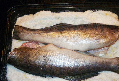 1. Этап. Запеченный судак в соли: 3. Выложить рыбу, удалив голову (можно оставить ее для красоты, но солью покрывать необязательно).