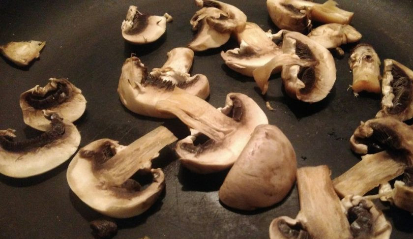 1. Этап. Омлет с грибами по диете Дюкана: 2. Я нарезала грибы вдоль и отправила их на разогретую сковороду. Не добавляйте масла, а огонь не делайте сильным.