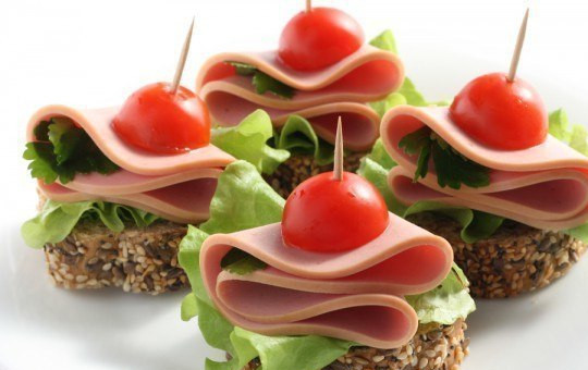 1. Этап. Канапе на свадьбу: 1. Первый - весьма традиционный вариант, однако благодаря подачи выглядит действительно аппетитно. Кусочек хлеба необходимо слегка поджарить на сухой сковороде. Выложить на него листик салата и свернутую конвертиком ветчину. Дополнить половинкой помидора черри и проткнуть шпажкой. Подавать такие канапе можно также с сыром, оливкой, зеленью.