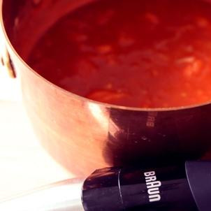 1. Этап. Марокканский томатный суп: Не давая супу остыть, измельчаем его до однородности при помощи блендера.