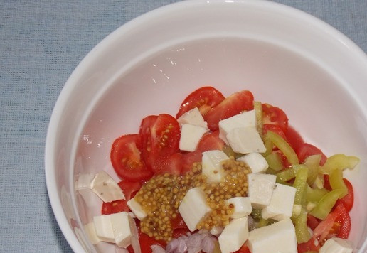 1. Этап. Салат с помидорами черри и сыром: Добавить заправку в салат, посолить по вкусу и тщательно перемешать.