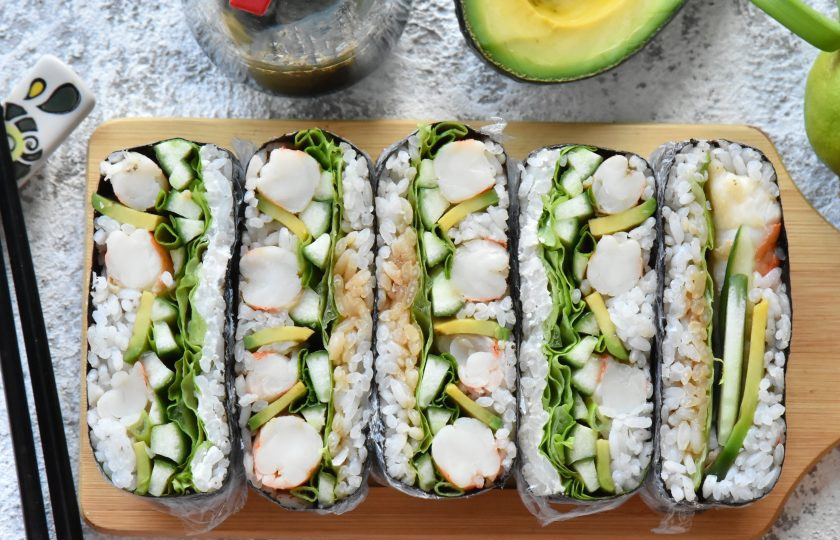 1. Этап. Суши сэндвич с креветкой: Такие суши сэндвичи замечательно подойдут для душевных посиделок с подружками, веселых вечеринок и романтических пикников.