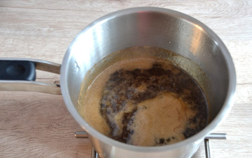 1. Этап. Кофейный торт-суфле: Нагрейте на среднем огне при помешивании агар-агар с кофе, после закипания варите 2-2,5 минуты до загустения, снимите с огня.