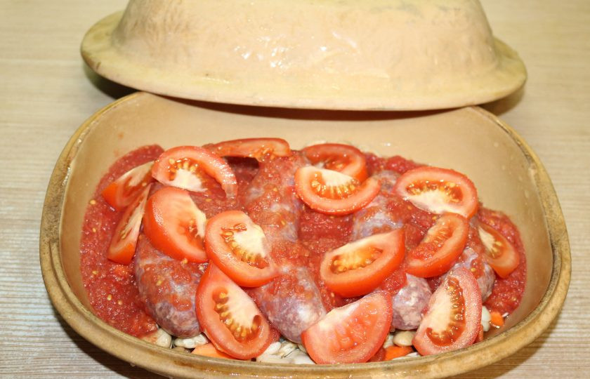 1. Этап. Фасоль с колбасками: Сверху выложите помидоры.