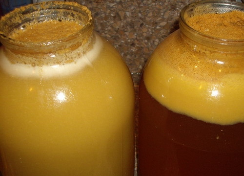 1. Этап. Вино из яблок: Банки с соком оставьте при комнатной температуре на трое суток. Первые 2 дня их стоит мешать, а на третьи сутки не трогайте.