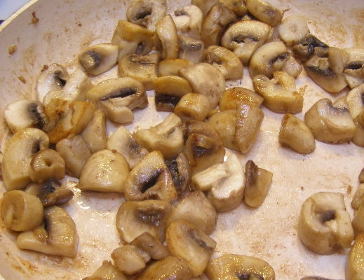 1. Этап. Куриная грудка с шампиньонами и сливками: 4. В отдельной сковороде на сливочном масле жарьте грибы. Измельчите чеснок. Положите сверху грибов. Продолжайте жарить. Грибы помешивайте. Готовьте 10 минут. Выжмите из лимона сок. Налейте в сковороду с мясом. Перемешайте.